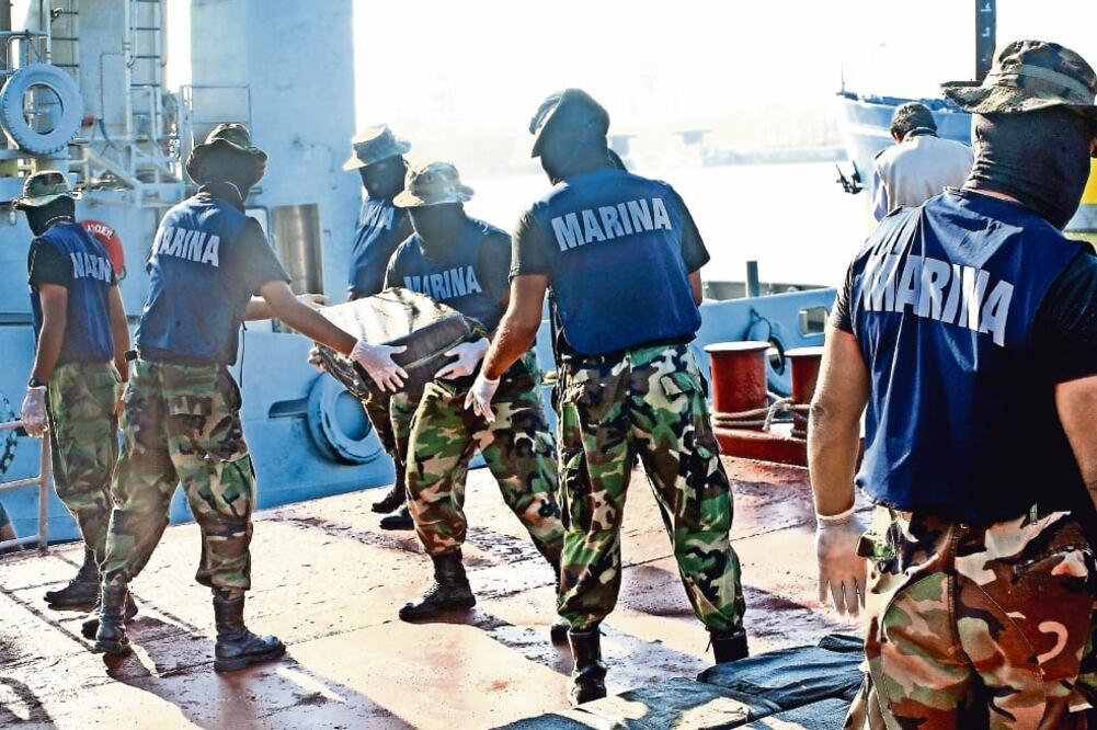 Después de 40 años y por medio de una iniciativa presidencial aprobada por el Congreso, la Semar retomará a su cargo la seguridad marítima y portuaria (ARCHIVO EL UNIVERSAL)