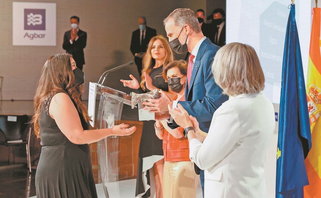 La periodista Inger Díaz Barriga, recibió del rey Felipe el Premio Cultural y Desarrollo Social otorgado por el podcast Calladitas nunca más, en el acto de entrega de la XXXVIII edición de los Premios Internacionales de Periodismo Rey de España. Foto: EFE