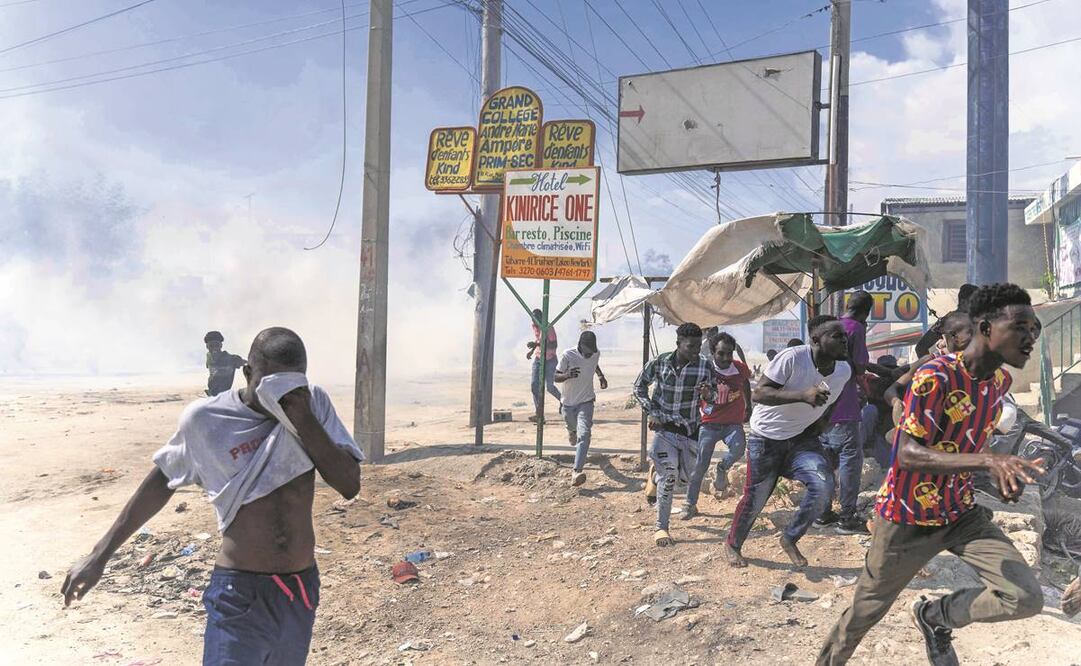 Manifestantes en una protesta contra el gobierno y Estados Unidos huyen, en Puerto Príncipe.Foto:Richard Pierrin. AFP
