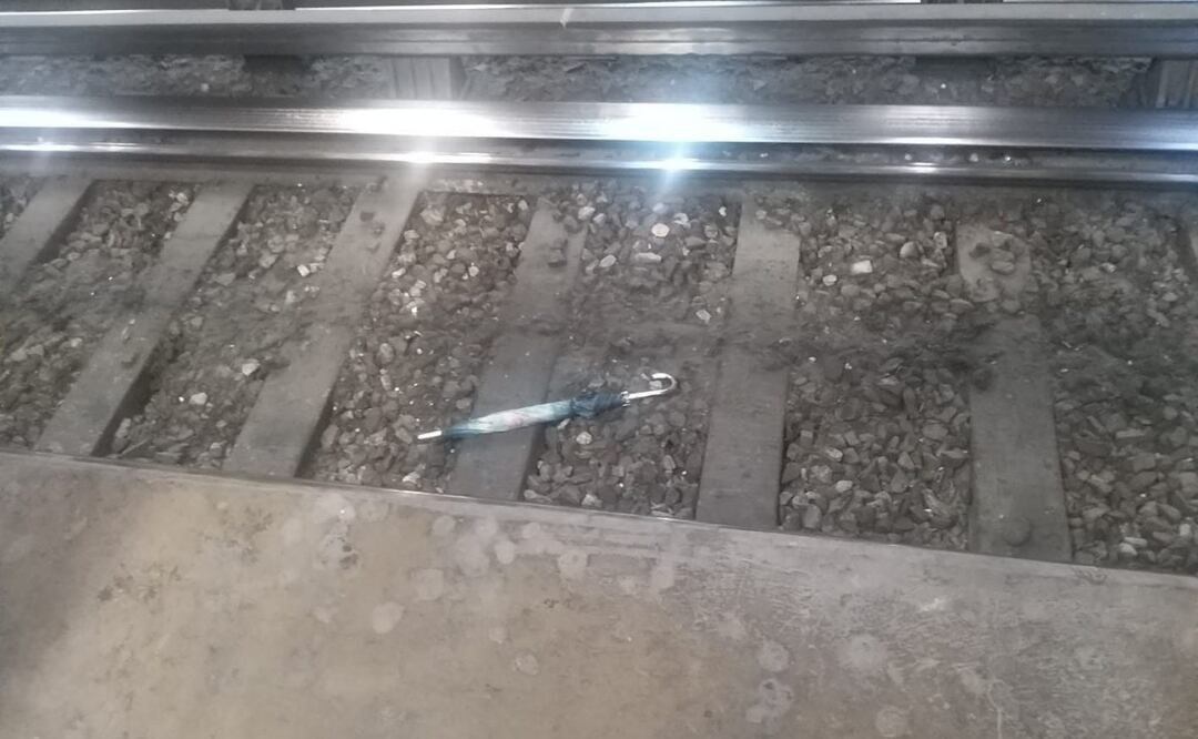 El organismo explicó que los paraguas al tener un armazón metálico, pueden ocasionar cortocircuito al hacer contacto con la barra guía que alimenta la tracción de los trenes y con ello generar retrasos en el servicio. Foto: Especial
