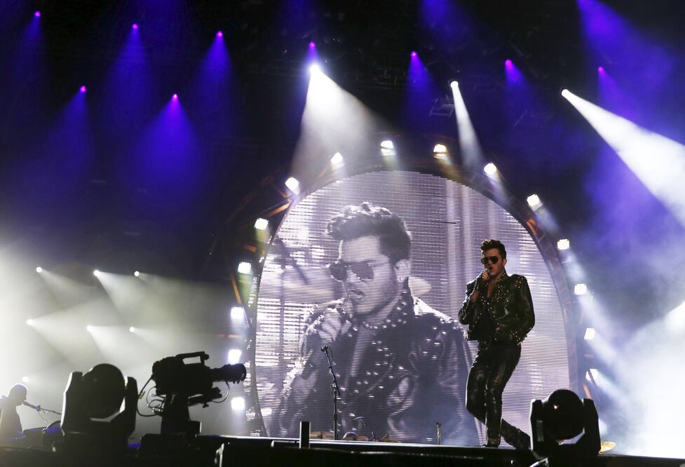 Adam Lambert, quien saltó a la fama en el concurso American Idol, estuvo a la altura de las expectativas (REUTERS)