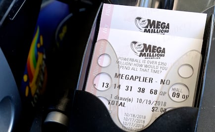 De vago a millonario: recupera su billete de lotería “por estar en el celular” en EU 