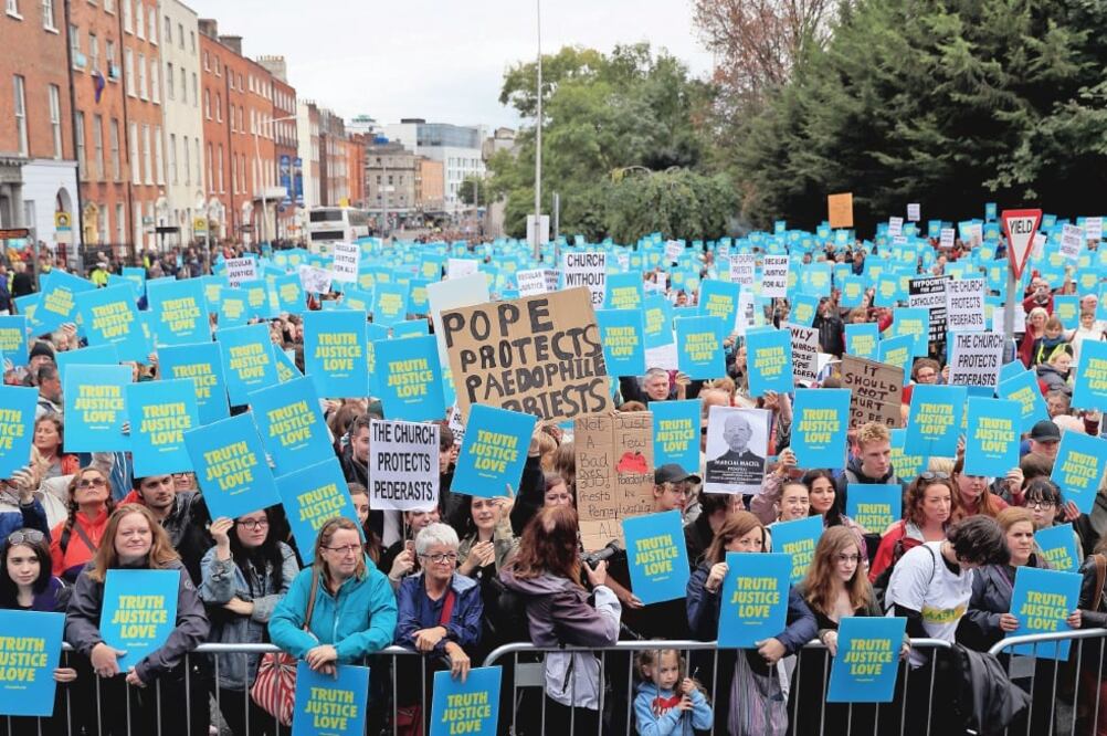 Miles de personas se manifestaron ayer en defensa de las víctimas de los abusos sexuales, en Dublín (GONZALO FUENTES. REUTERS)