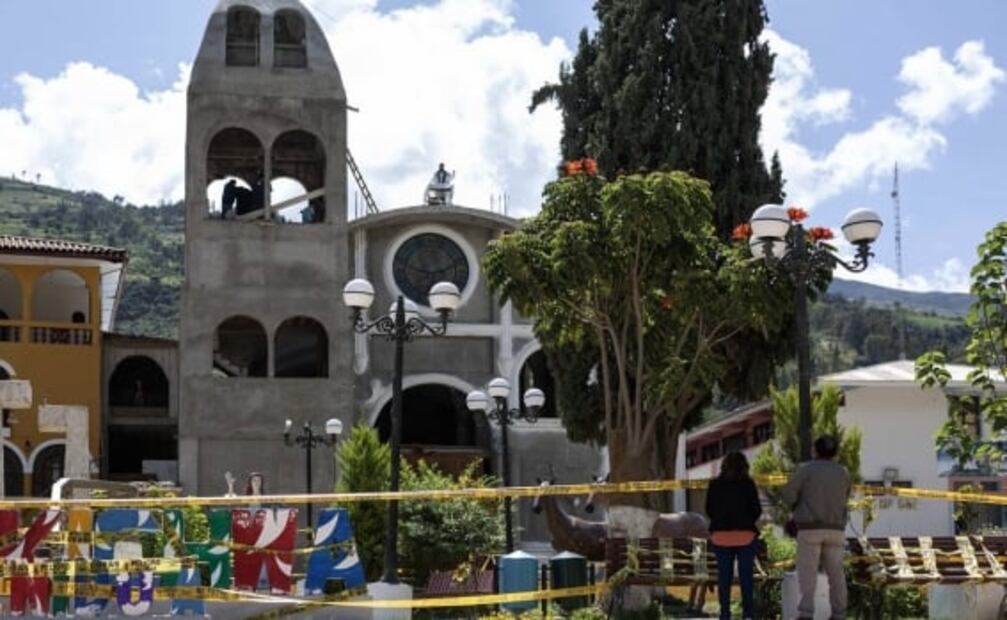 Contra viento y... pandemia: sacerdote peruano oficia misa desde el tejado de la iglesia