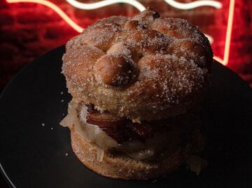 Crean el pan de muerto con tocino y lo convierten en hamburguesa