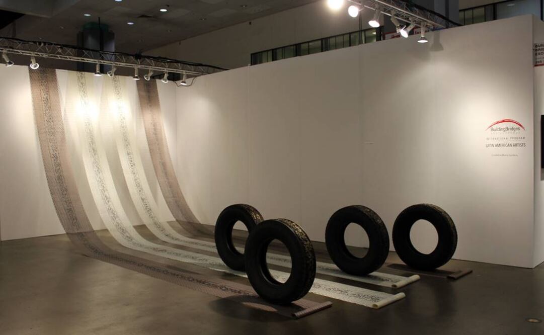 La instalación "Ruedas y Encajes", de la mexicana Betsabeé Romero, proviene de exhibirse en varias salas de exposición de Oriente Medio y otros países. (FOTO: EFE)