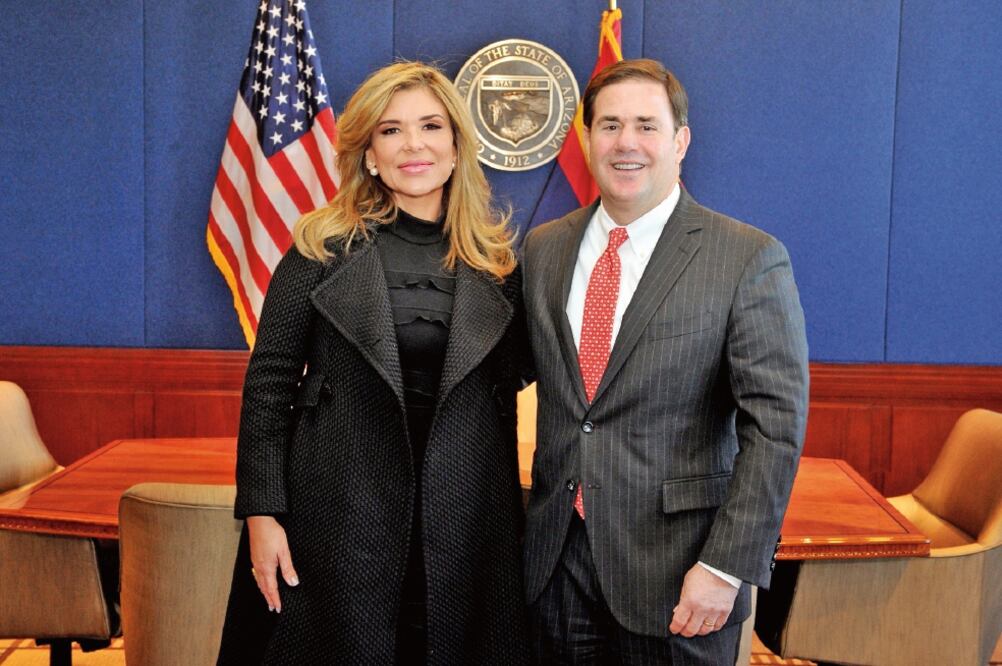 Claudia Pavlovich, gobernadora de Sonora, y Doug Ducey, mandatario de Arizona, anunciaron un acuerdo para trabajar en el proyecto con la compañía estadounidense Lucid Motors y empresas sonorenses (ESPECIAL)