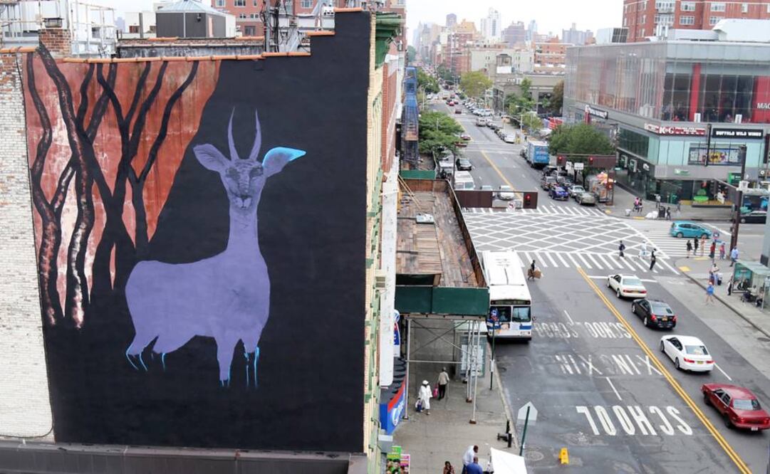 Este mural en Harlem de la argentina Marina Zumi muestra a una enorme gacela sobre fondo negro. (FOTO: AP)