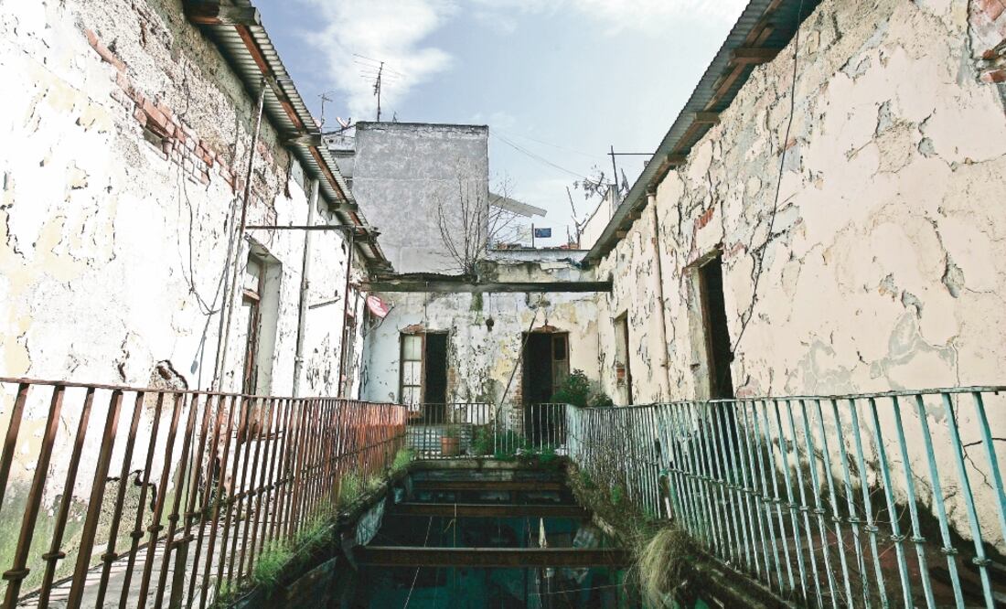 Los barandales apenas se sostienen, lo que representa un peligro para los habitantes de estos edificios que, en su mayoría, son de la tercera edad (ALEJANDRO ACOSTA)