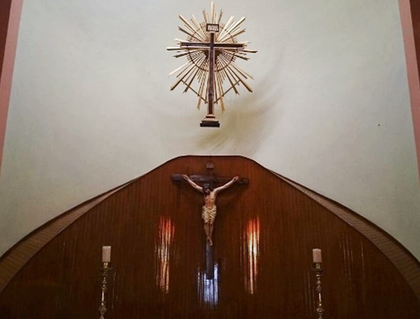Interior de la Iglesia donde murieron 63 personas debido a un incendio. En la Imagen la cruz de madera que se conservó intacta luego de aquel incendio y la cual ahora es venerada por la población. Foto: Héctor Iván Olivas de la Cruz/Cortesía.