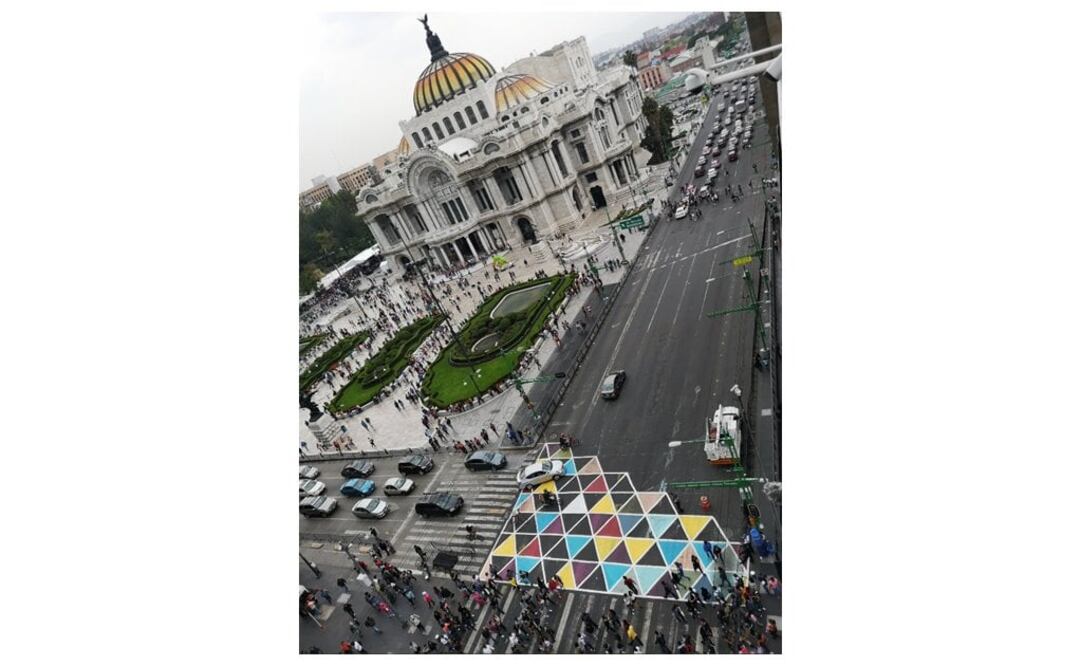 "El diseño nace de un entramado basado en triángulos, representando la fuerza ciudadana, el gobierno y la iniciativa privada en cada uno de sus lados", señalan. Foto: Twitter @camina_mx