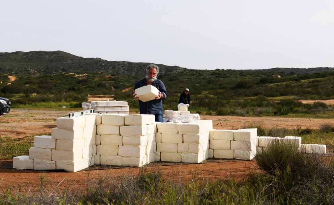 Cosimo Cavallara is building is building the wall using cheese – Photo: Taken from www.cheesewall.com
