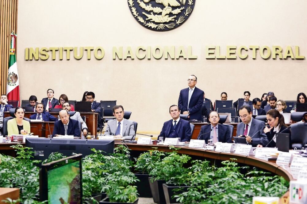 El desplegado “En defensa del INE” advierte que se ha pedido la renuncia de los consejeros electorales por la fiscalización de los pasados comicios. (ARCHIVO EL UNIVERSAL)