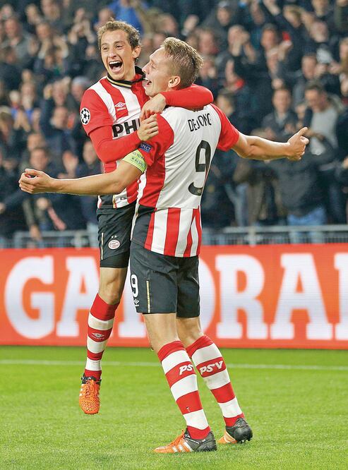 ‘El Principito’ corrió a celebrar con Luuk de Jong (derecha) (MICHAEL KOOREN. REUTERS)