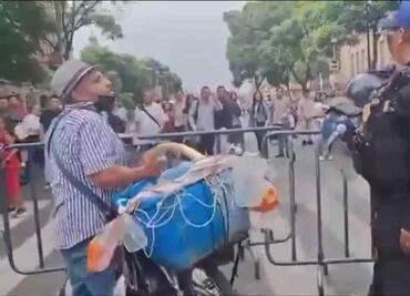VIDEO: Vendedor de tacos de canasta lanza su mercancía a policías auxiliares porque "no lo dejan vender en ninguna parte"