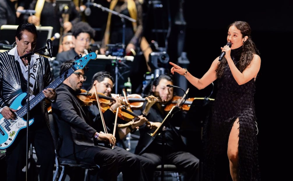 Ximena Sariñana y Los Ángeles Azules pusieron ritmo a la velada con su tema emblema, “Mis sentimientos”. Foto: HUGO SALVADOR/EL UNIVERSAL