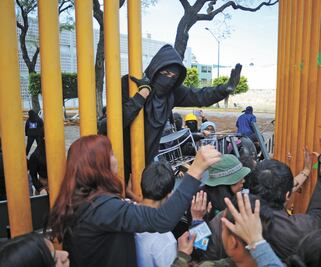 Intentan padres de familia entrar a Prepa 9