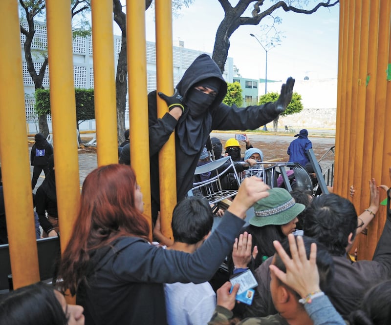 Alumnos y padres de familia de la Escuela Nacional Preparatoria 9 se enfrentaron con encapuchados que mantienen el paro en el plantel, luego de que intentaron recuperar las instalaciones para que sus hijos no pierdan el año. Foto: ESPECIAL