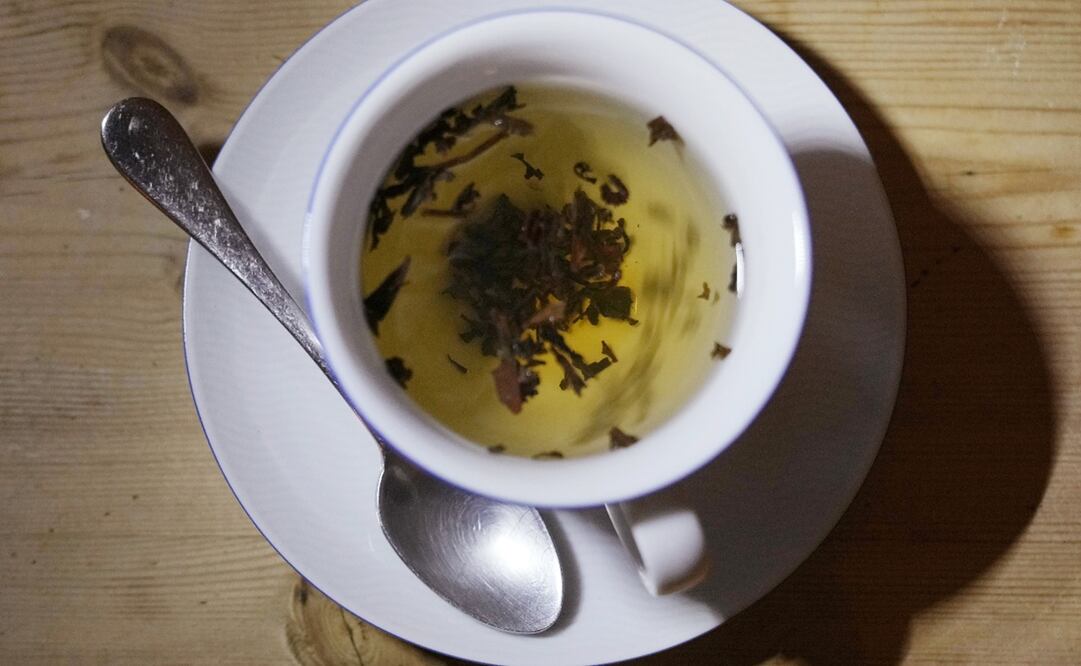 Una taza de té negro con una cuchara y hojas de té en Londres, el 29 de agosto de 2022. Foto: AP Photo/Alastair Grant.