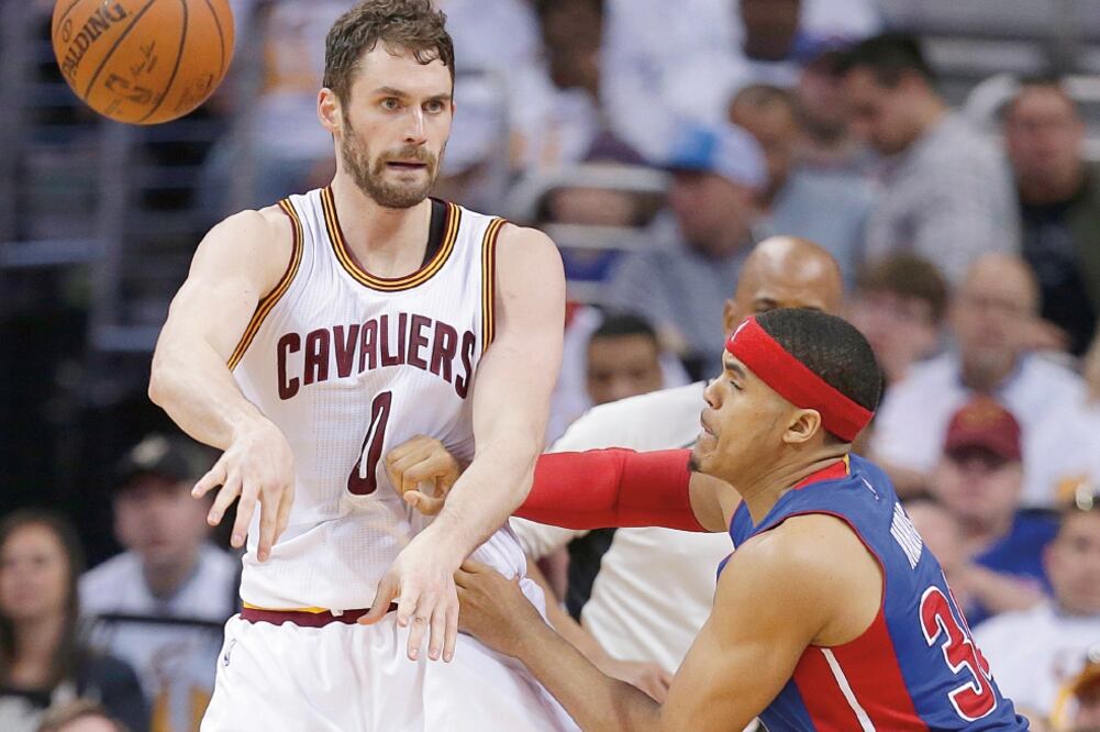 Kevin Love (izq.) lanzó un pase con férrea marca de Tobias Harris; el jugador de Cavaliers anotó 28 puntos (TONY DEJA. AP)