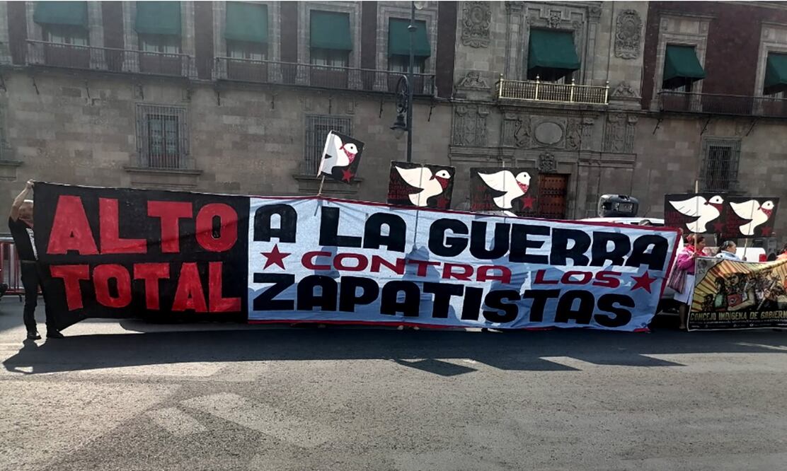 Base adherida al Ejército Zapatista de Liberación Nacional (EZLN), se manifiestan al exterior del Palacio Nacional ante los recientes sucesos en las comunidades Moisés Gandhi. Foto: especial