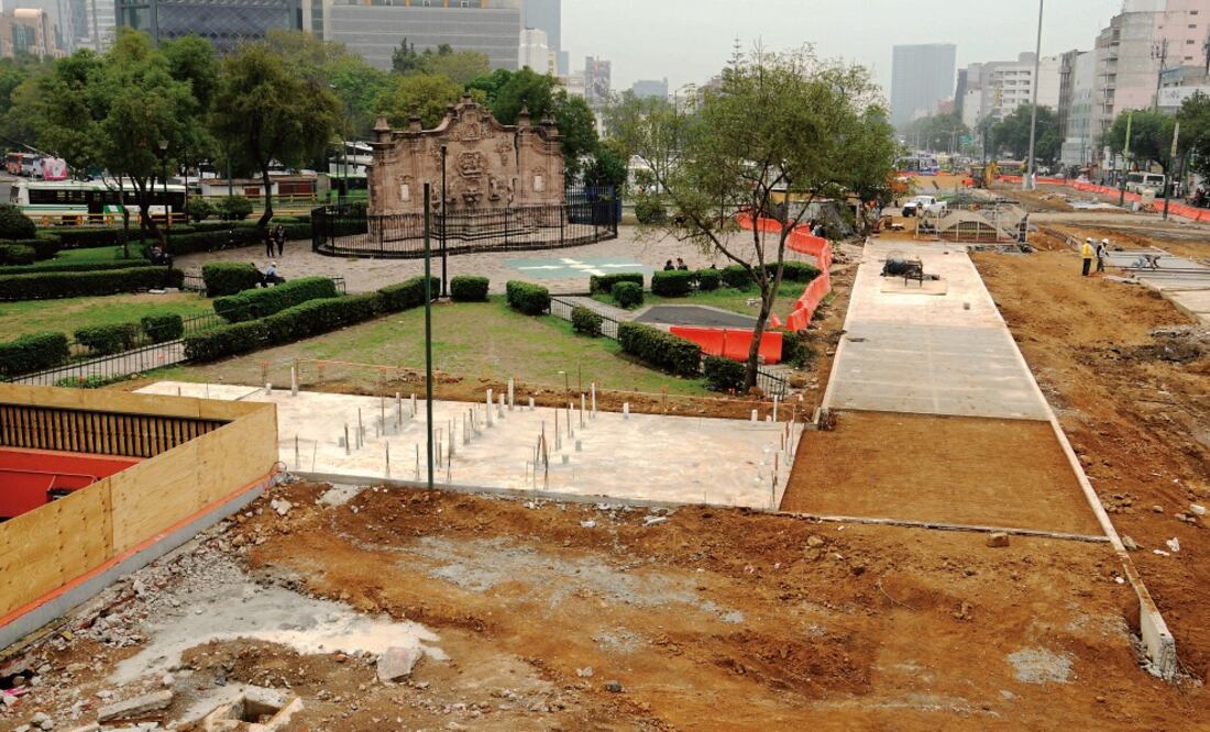 Anteriormente en el sitio había vendedores ambulantes que dificultaban el paso de los peatones al Metro Chapultepec y hacia el bosque (ARCHIVO EL UNIVERSAL)