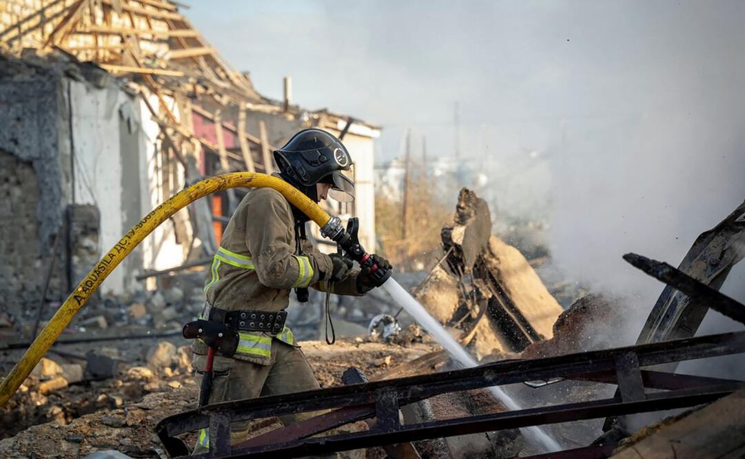 Una fotografía publicada por el servicio de prensa del Servicio Estatal de Emergencia (SES) de Ucrania muestra a los rescatistas ucranianos trabajando en el lugar de un ataque aéreo en Odesa, suroeste de Ucrania, el 17 de noviembre de 2024. Las fuerzas rusas lanzaron un "ataque combinado masivo dirigido a todas las regiones de Ucrania" durante la noche y la mañana con alrededor de 120 misiles y 90 vehículos aéreos no tripulados (UAV), dijo el presidente ucraniano. Zelensky dijo el 17 de noviembre, agregando que las fuerzas de defensa aérea de Ucrania destruyeron más de 140 objetivos aéreos. El principal objetivo del ataque ruso fue la infraestructura energética en toda Ucrania, dijo Zelensky. Las tropas rusas entraron en territorio ucraniano el 24 de febrero de 2022, iniciando un conflicto que ha provocado destrucción y una crisis humanitaria. Foto: EFE