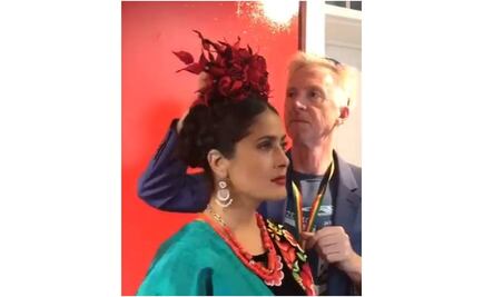 Salma Hayek impacta vestida al estilo Frida Kahlo
