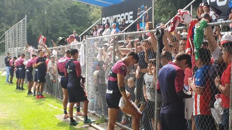Chivas entrena con 400 aficionados en Verde Valle