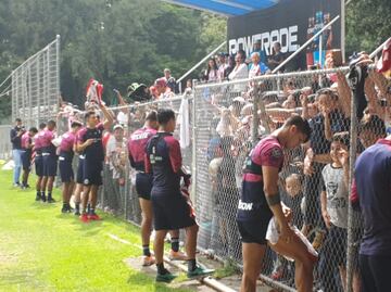 Chivas entrena con 400 aficionados en Verde Valle