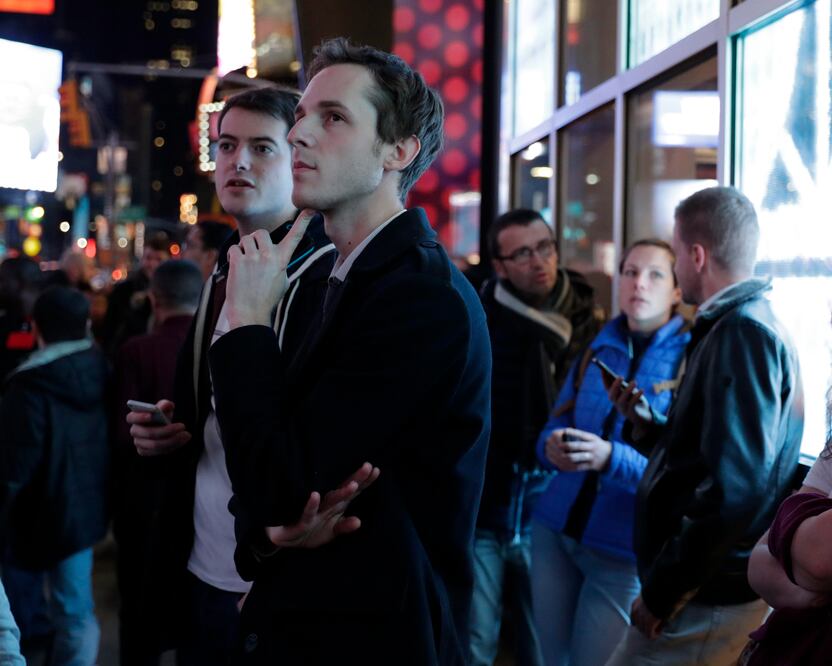 Ciudadanos siguen las elecciones presidenciales en el Times Square de Nueva York EFE)