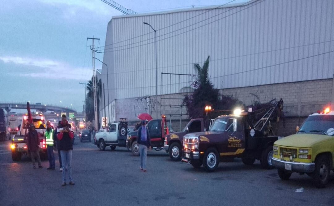Transportistas se movilizan en la autopista México-Querétaro para protestar contra extorsiones y abusos. Foto: Especial