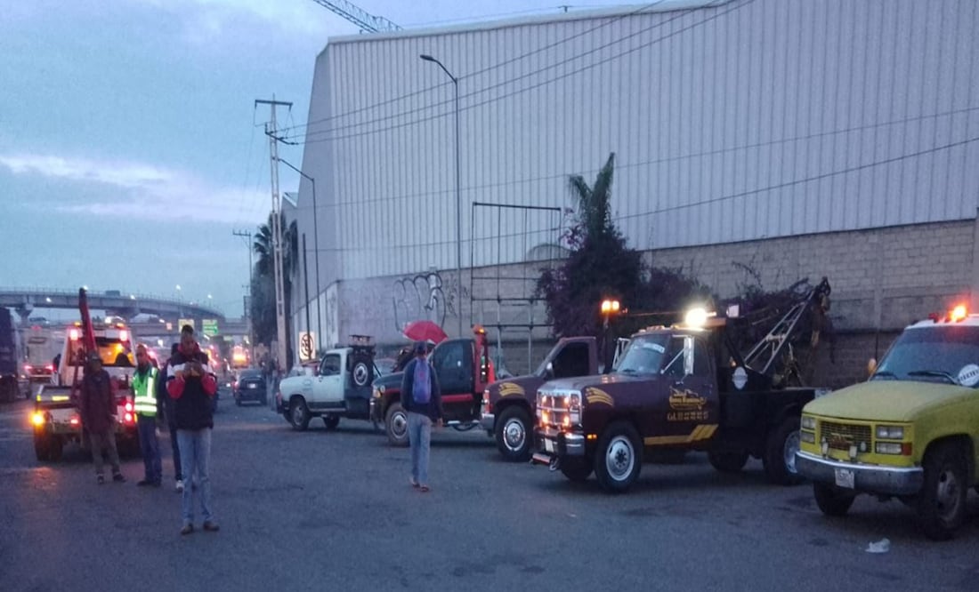 Transportistas se movilizan en la autopista México-Querétaro para protestar contra extorsiones y abusos. Foto: Especial