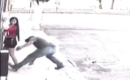VIDEO Sujeto muerde un glúteo a joven en Celaya, Guanajuato; víctima acusa que denuncia ante la Fiscalía estatal no procedió