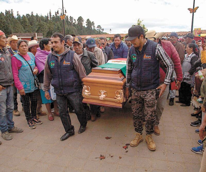 Amigos, conocidos y autoridades acudieron a la reserva de la monarca, donde expresaron muestras de cariño a los deudos de Homero Gómez. CHARBELL LUCIO. EL UNIVERSAL