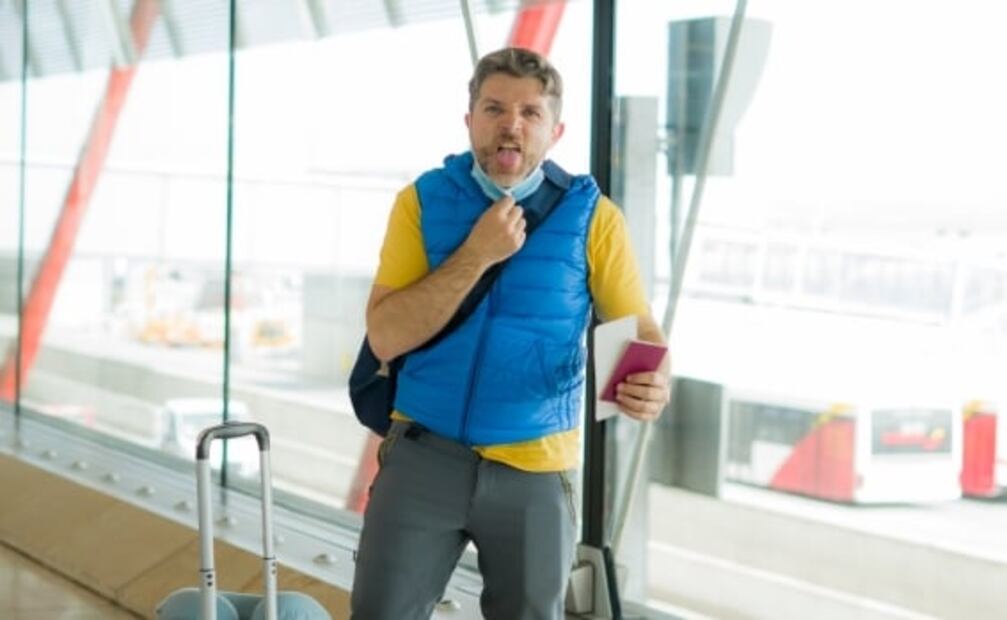 Hasta 3 mil dólares de multa por no usar cubrebocas en el avión