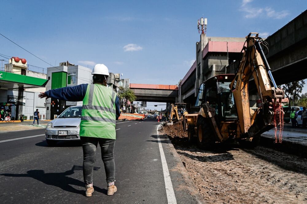 Hay maquinaria y personal laborando en las rampas para el Metrobús Puebla, constató EL UNIVERSAL. Foto: Gabriel Pano / EL UNIVERSAL