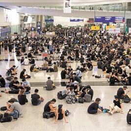 Aeropuerto de Hong Kong reanuda vuelos tras protesta