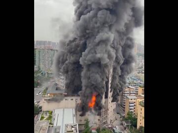 Incendio en centro comercial de China deja al menos 16 muertos