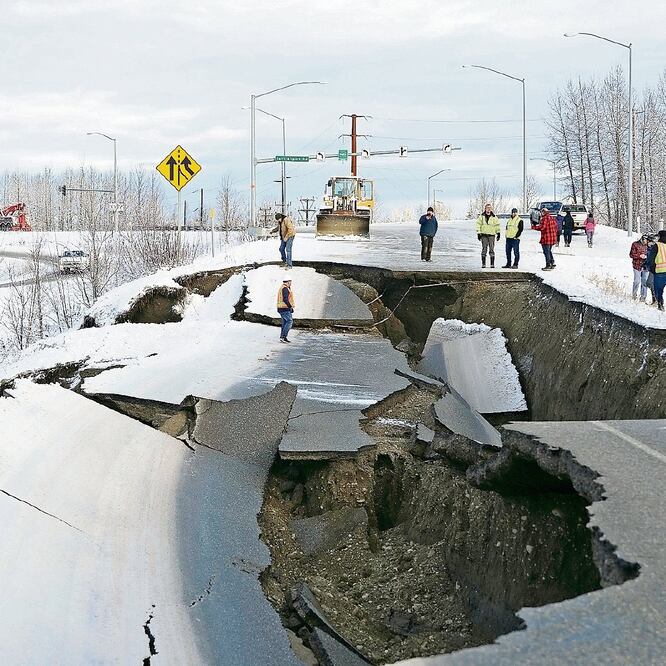 El terremoto dejó casas y edificios muy dañados. Además, carreteras y puentes tuvieron que ser cerrados. Miles de personas se quedaron sin electricidad. (MIKE DINNEEN. AP)