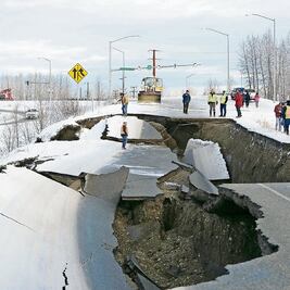 Poderoso sismo causa grandes daños en Alaska