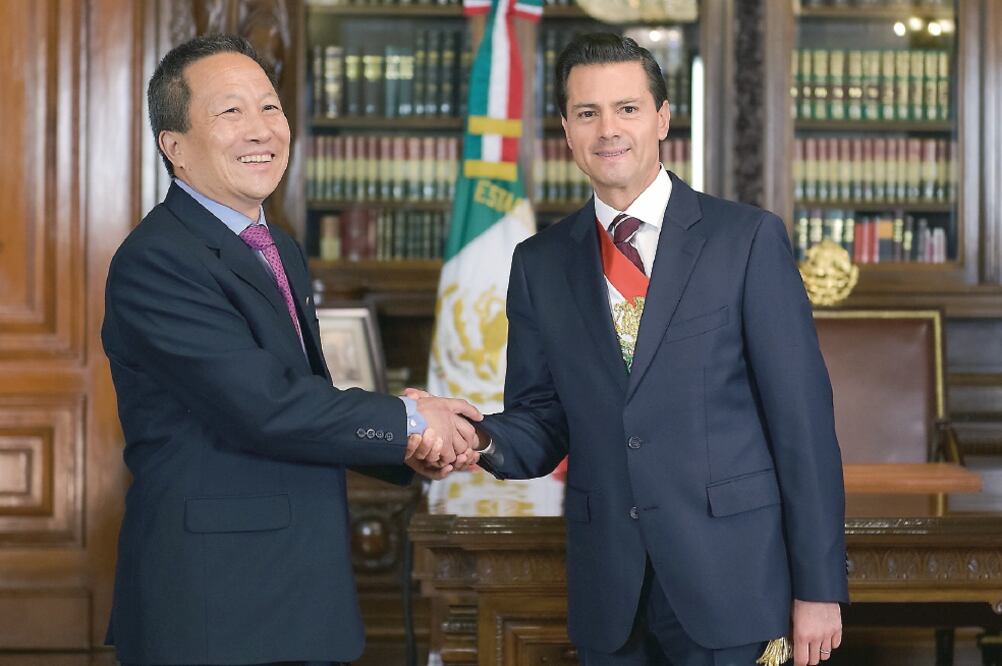 En junio de 2016, el embajador Kim Hyong Gil presentó sus cartas credenciales al presidente Enrique Peña Nieto (PRESIDENCIA)