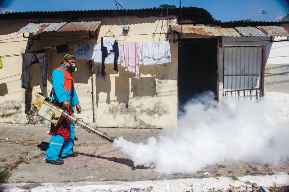 Un empleado municipal fumiga el barrio de San Judas en San Salvador como parte de una campaña para erradicar el mosquito portador del virus del zika (SALVADOR MELÉNDEZ. AP)