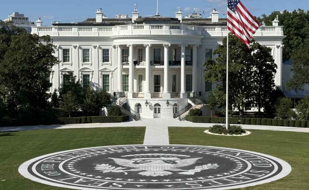 El área de aterrizaje incorpora el escudo estadounidense en tonos blancos y negros y sustituye la necesidad de utilizar directamente el césped del jardín sur. (14/06/26) Foto: TruthSocial @realDonaldTrump