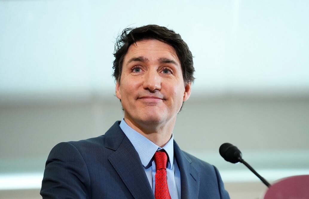 El primer ministro de Canadá, Justin Trudeau, responde preguntas de reporteros, en Ottawa. FOTO: AP
