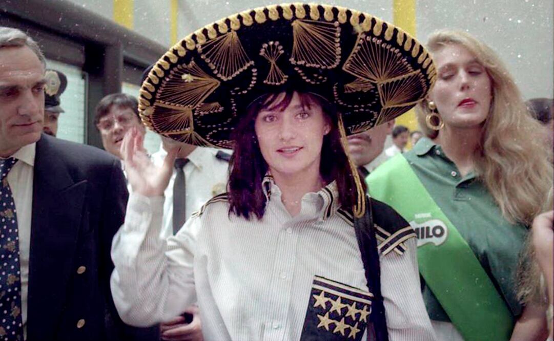 La ciudad de México inició el mes de octubre de 1994 con la célebre presentación de la campeona Olímpica de Rumanía. Esta foto de su llegada la retrató usando un sombrero charro. Archivo EL UNIVERSAL.