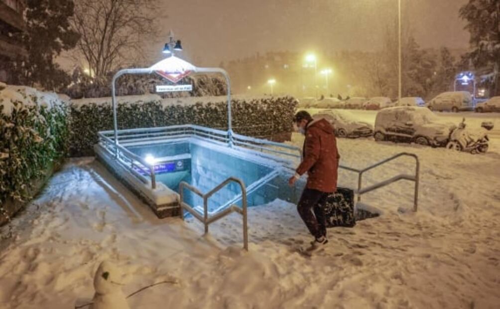 Nevada histórica genera caos y diversión en calles de Madrid, España