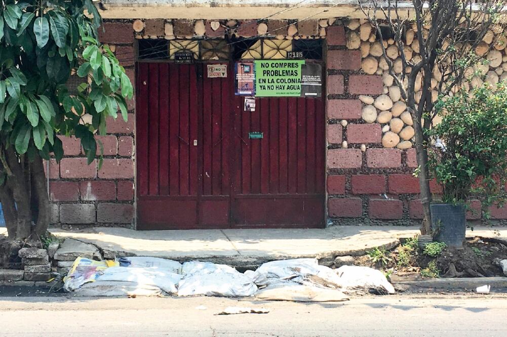 En calle Norte, frente a una construcción, la banqueta está hundida alrededor de 20 centímetros y para meter el auto colocaron costales con tierra (DIANA DELGADO. EL UNIVERSAL)