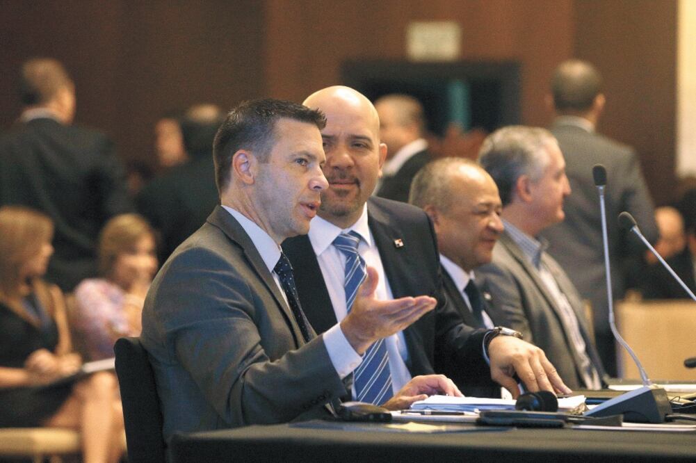 Kevin McAleenan, secretario interino de Seguridad Nacional de EU, con Rolando Mirones, ministro panameño de Seguridad, ayer en Panamá. Foto/ARNULFO FRANCO. AP