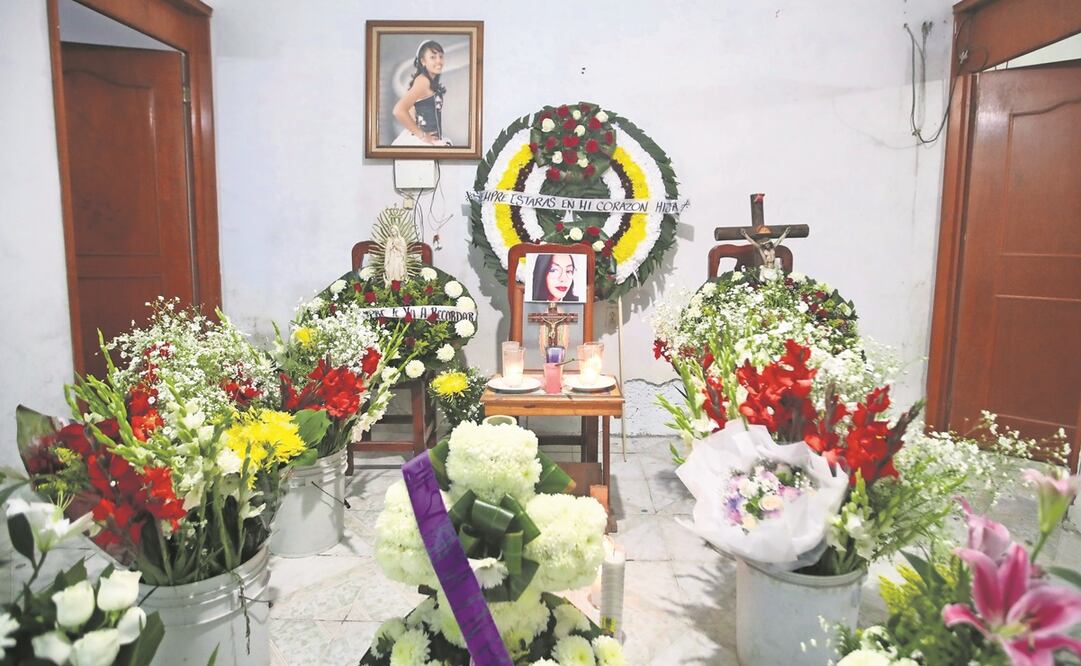 Familiares y amigos llevaron flores a la casa de Mónica Citlalli, para despedirla por última vez. El cuerpo llegó después de las 21:00 horas. Foto: Valente Rosas / EL UNIVERSAL